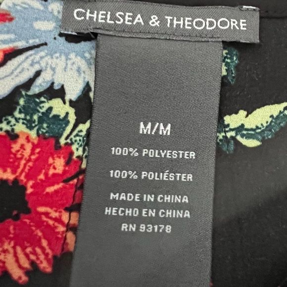 Chelsea & Theodore Flowing Floral Print Top for Career and Casual Size Medium - Picture 6 of 7